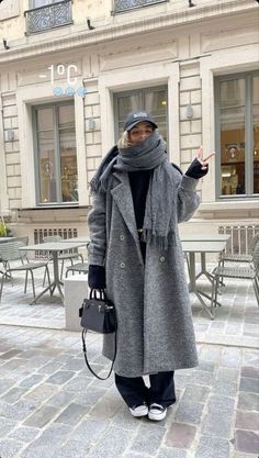 Mantel Outfit, Cold Weather Outfits Winter, Nyc Winter Outfits, Nyc Outfits, New York Outfits, Gray Coat, Classy Winter Outfits, Europe Outfits, Winter Fashion Outfits Casual