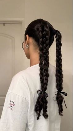 Hair bows linkedbraided hairstylethick hair stylehair ribbonsdark hairstyle Κούρεμα Bob, Pigtail Braids, Fishtail Braid, Hairdos For Curly Hair, Hair Stylist Life, Volleyball Hairstyles, Hairstyles For School