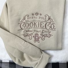 North Pole Cookie Co Embroidered Sweatshirt. A custom year personalization option is available; if left empty year will be randomly generated.  Hello there! Please message me if you have any additional questions or want to change thread colors. We are a family-run Etsy page; my husband and I make all orders from home. You can also send us a message if you would like a custom sweatshirt/t-shirt with whatever words and images, and we will see if we can accommodate your order! HOW TO ORDER - Please Winter Crew T-shirt With Custom Embroidery, Etsy Wishlist, Adrette Outfits, Stile Blair Waldorf, Barn Apartment, Mom Clothes, Thanksgiving Outfit Ideas, Fest Outfits, Applique Shirts