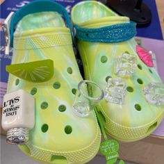 Excellent Condition, Nwt Men’s Margaritaville Crocs In A Size 12 From A Smoke And Pet Free Home! Themed Crocs, Jibbitz Ideas, Cool Crocs, Crocs Green, Crocs Slides, Crocs Baya, Shoes Crocs, Jimmy Buffet