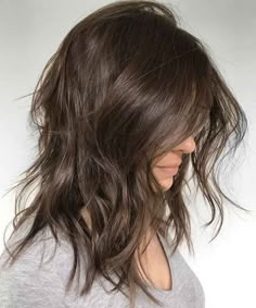 Inverted Hairstyles, Medium Haircuts For Women, Collarbone Length Hair, Messy Wavy Hair, Medium Shaggy Hairstyles, Medium Haircut, Womens Haircuts Medium, Medium Haircuts, Medium Curly Hair Styles