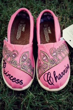 Custom Princess TOMS - Toddler. $50.00, via Etsy. so cute!! Canvas Shoes Diy, Mickey Shoes, Painted Toms, Diy Toddler, Hand Painted Shoes, Shoes Pink, Princess Crown, Unisex Shoes