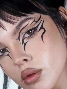 Futuristic Eyeliner, Cybersigilism Eyeliner, Hooded Eye Graphic Liner, Graphic Liner Makeup Hooded Eyes, Makeup With Bangs, Intense Makeup Looks, Alt Liner, Rock Eyeliner, Cool Eyeliner Designs