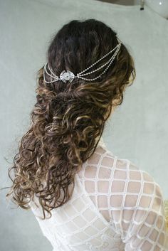 This is a luxury version of my popular  hair drape with beautiful crystal cup chain drapes, rather than the standard chain drapes of the standard model. For a more opulent, bolder look when maximum impact is desired! You can see the original version here if you would like to compare the two versions - https://www.etsy.com/uk/listing/911778531/modern-art-deco-wedding-headpiece-with This piece can look fantastic with lots of different wedding hair styles. Wear it down in flowing boho waves , in a Art Deco Gown, Art Deco Headpiece, Gold Hair Accessories Wedding, Boho Waves, Best Bridesmaid Gifts, Chain Headpiece, Boho Gown, Hair Chain, Bridal Hair Headpiece