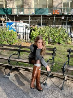 Tall Boots Outfit Jeans, Ruffled Socks Outfit, Italian Winter Style, Knee High Boots Winter Outfit, Boots And Skirt, Riding Boot Outfits, Brown Boots Outfit, Winter Boots Outfits, Estilo Indie