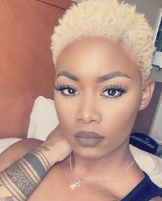 Lip stick Flipped Out Bob, Blonde Styles, Blonde Twa, Twa Hair, Bald Beauty, Short Platinum Blonde Hair, Blonde Afro, Blonde Natural Hair