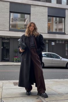 Tomboy Outfits Winter, Layering Outfits Street Style, Layered Winter Outfits, Winter Layering Outfits, Layering Outfits Fall, Woman Streetwear, Minimal Street Style, Future Outfit, Layered Fashion