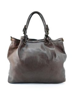 This classic handbag made of high-quality, smooth and matte leather impresses with its timeless design and high functionality. The large main compartment offers enough space for all important everyday items, and the opening can be easily closed with a zipper. Inside, the soft cotton lining provides additional protection, while practical inner compartments with zippers and a cell phone pocket keep things organized. Thanks to its generous size, this bag is ideal for those who need a lot of storage Vintage Shoulder Bag, Classic Handbags, Handbag Leather, How To Make Handbags, Everyday Items, Bag Bag, Leather Care, Vintage Italian, Bag Making