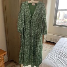 Beautiful True Green Floral Midi Dress From Hyacinth House/Tuckernuck - New With Tags. Empire Waist With Adjustable Draw String/Bow And Low V-Neck. Elastic Sleeves With Ties. Although This Is A Size Small, I Often Wear 10/12, Large In Other Brands And This Dress Fits Me Fine. Tiered Skirt. Blazer With Dress, Green Floral Midi Dress, Tuckernuck Dress, Elastic Sleeves, Tier Skirt, Tiered Skirt, Floral Midi Dress, Empire Waist, Green Dress