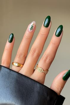 Winter Nail Art Ideas, Festive Christmas Nails, Christmas Tree Nails, Green Nail Art, Dark Green Nails, Nude Nail Designs