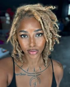 Women With Locs, Blonde Locs, Blonde Dreads, Short Twists, Beautiful Dreadlocks, Big Box Braids Hairstyles, Short Locs Hairstyles, Kiss Beauty, Dyed Hair Inspiration