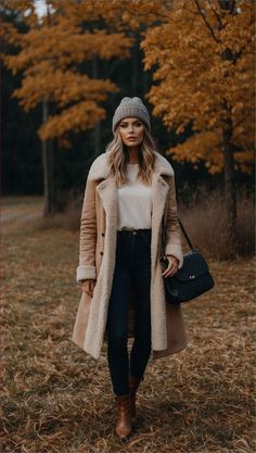 Wearing Ankle Boots, Winter Hat Outfit, Chic Fall Outfit, Winter Boots Outfits, Fall Outfit Inspiration, Mountain Outfit, Coat Classic, Nashville Outfits, Crisp Autumn