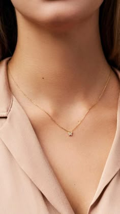 Simple Pendents For Gold Chain, Small Pendents Design, Classy Jewelry Aesthetic Gold, Neckpiece Aesthetic, Simple Neck Chains Gold, Aesthetic Chains Necklace, Pendant Designs Gold Simple, Neck Chains Gold Simple, Simple Diamond Chain