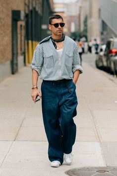 The best men's street style fits spotted outside the New York Fashion Week: Men's Spring-Summer 2018 shows by the editors, buyers, and more who wear them best. Man Street Style, New York Fashion Week Men, New York Summer, New York Outfits, New York Street Style, New Street Style, Men Street Fashion, Mens Fashion Smart, New York Mens