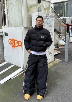 Puffer Pants Outfit, Drip Clothes, Puffer Jacket Outfit Men, Sweatpants Fits, Outfit Informal, Boots Outfit Men, Puffer Jacket Outfit