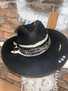 Retro Hats For Women, Custom Cowgirl Hat Ideas, Fedora Hat Design Ideas, Felt Hat Designs, Hat Bands Diy Ideas, Felt Hat Burning, Hat Decorating Ideas, Cowboy Hat Ideas, Custom Hat Ideas