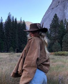 Western Mountain Outfit, Fall Vancouver Outfit, Surfer Cowgirl Aesthetic, Ranch Aesthetic Outfits, Western Style Aesthetic, Soft Cowgirl Outfit, Soft Western Outfits, Firefly Lane Outfits, Soft Western Aesthetic