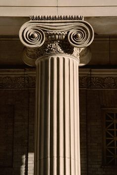 the top of a column with an intricate design on it's face and sides