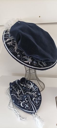 Renaissance beret is decorated with machine embroidery. the size of the beret is 57 - 58centimeters per head circumference Hat diameter is cca 32 centimeter. you will receive a beautiful embroidered bag with the hat. Medieval Hat Pattern, Medieval Jester Hat Pattern, Medieval Coif Pattern, Tudor Bonnet Hat, Medieval Hats Medieval Collectibles, Medieval Dress Pattern, Medieval Hats, German Costume, Historical Hats