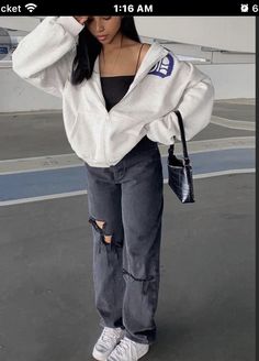 Zip Jacket Outfit, Outfits For Short Girls, Hoodie Jacket Outfit, Oversized Jacket Outfit, White Hoodie Outfit, White Jacket Outfit, Girls Streetwear, Jeans And Hoodie, Streetwear Lifestyle