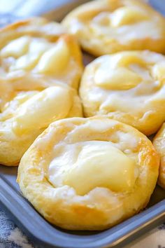 there are some rolls that have been baked in the baking pan and sitting on a table