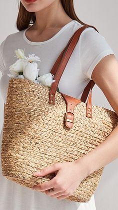 Handbag Photoshoot Ideas, Handbag Photoshoot, Beach Totes, Summer Beach Bag, Beach Running, Beach Vacay, Fashion Drawing Dresses