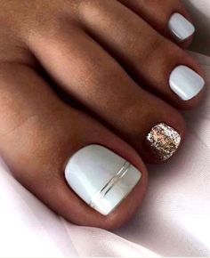 White Nails With Gold Design Classy, Short Glam Acrylic Nails, Pedicures For Wedding, Wedding Toenails Pedicures, Cute Spring Toe Nails, Winter Pedicure Ideas Toenails, Honeymoon Nails Ideas Beach, Gel Toenail Designs, Toe Nail Gel Ideas