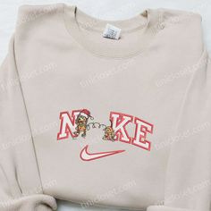 The Nike x Slinky Xmas Embroidered Shirt is the perfect blend of style and festivity. Made with high-quality materials, this shirt features a unique Christmas-themed embroidery that adds a touch of holiday spirit to your wardrobe. With its comfortable fit and trendy design, it is suitable for any occasion. Stand out from the crowd and [...] Disney Sweater Ideas, Mouse Candy, Cute Christmas Sweaters, Nike Cartoon, Nike Inspired, Best Family Gifts, Cute Nike Outfits, Nike Sweaters, Nike Pullover