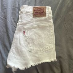 Brand New White Levi Denim Shorts, Size 26 Summer Cotton Cutoff Jeans, Levi's Jean Shorts With Frayed Hem For Spring, Summer Cotton Jeans With Frayed Hem, White Straight Leg Shorts With Pockets, Levi's Cotton Jean Shorts For Spring, Spring Cutoff Jean Shorts With Five Pockets, Spring Cutoff Shorts With Five Pockets, White Summer Jeans With Frayed Hem, White Short Denim Jeans