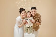 Korean Family Photoshoot, Family Potrait, Family Photo Studio, Baby Photography Poses, Family Photoshoot Poses, Family Portrait Poses, Family Picture Poses, Studio Poses, Studio Photography Poses