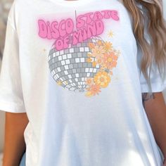 Bist du ständig in einem Disco-Zustand? Repräsentieren zwei Lieblingstrends gerade jetzt, Neon und Discokugeln! Tolle Geschenkidee! Für den oversized look bitte eine Nummer größer bestellen! Hochwertiges und super weiches, bequemes Shirt. Bitte überprüfen Sie bei jeder Bestellung die Auswahl aller Farben und Größen ist eine Sonderanfertigung und kann nicht zurückgegeben oder umgetauscht werden, es sei denn, es gibt ein Problem mit Ihrer Bestellung auf meinem Ende. Wenn Sie bestellen, wählen Sie bitte Ihre Option für Größe, Farbe und benutzerdefinierte Nachricht. Solltest du eine Spezialanfertigung kaufen, werde ich dir eine Nachricht mit der Bestätigung des Designs senden, bitte behalte deinen Posteingang im Auge! Waschen Sie den Artikel in kaltem Wasser, nicht bleichen, nicht chemisch rei Tumblr T Shirt, Oversized Look, Disco Balls, State Of Mind, Custom Orders, All The Colors, Tee Shirt