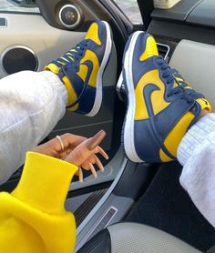 La Dunk High Maize & Blue est disponible sur wethenew.com ➖ 📸 @sherlinanym Nike Dunk High Michigan, Girls Basketball Shoes, Cheap Jordan Shoes, Kicks Shoes, Nike Air Shoes