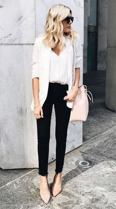 Take a look at these chic business casual outfit ideas! Casual Chique Stijl, Work Outfit Office, Outfit Essentials, Professional Work Outfit, Chic Business Casual, Business Casual Work, Beige Blazer, Moda Jeans, Professional Attire