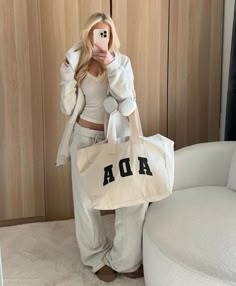 Stylish Sweatpants Outfits, Aeroplane Outfit, Flight Outfit Airport Style, Sweatpants Outfit Ideas, Main Character Energy, Airport Outfits, Skandinavian Fashion, Stockholm Fashion, Travel In Style