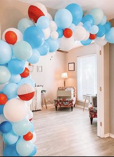 the balloon arch is decorated with red, white and blue balloons