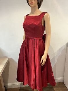 Beautiful elegant square neck satin dress available in black and burgundy suits for a special day and night. Open back with a nice big bow Size 8  Chest 88 cm Waist 70 cm Size 10 Chest -90cm Waist 72cm Size 12 Chest 93cm Waist 75cm Party A-line Midi Dress With Tie Back, Formal A-line Dress With Satin Bow, A-line Evening Dress With Bow For Party, Square Neck Tie Back Prom Dress, Elegant Tie Back Satin Dress For Evening, Cocktail Dress With Square Neck And Tie Back, Cocktail Dress With Tie Back And Square Neck, Satin A-line Dress With Bow, Square Neck Satin Midi Dress For Party