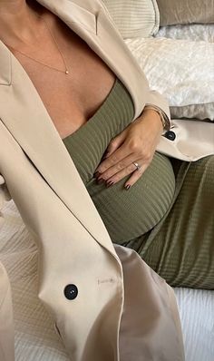 Maternity Style Plus Size, Corporate Maternity Outfits, Prego Style, Summer Pregnancy Outfits, Prego Outfits, Cute Maternity Dresses, Winter Maternity Outfits, Trendy Maternity Outfits, Preggo Fashion