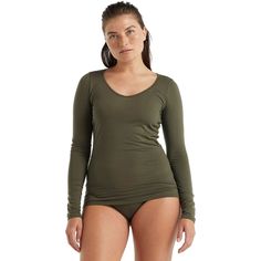 The Icebreaker Women's Long-Sleeve BodyFit 150 Siren Sweetheart Top is so light and soft that it feels like you're wearing a cloud. Merino wool gives this casual baselayer a breathable feel that fights odors, and it has a touch of Lycra that offers some comfortable stretch. All year long, this ultralight V-neck top flatters your figure, whether you're running around town or relaxing on the couch. Long Sleeve Under Shirt, Sweetheart Top, Travel Capsule, The Siren, Women Long Sleeve Tops, Bad Weather, Slim Fit Shirt, Outdoor Life, Rain Wear