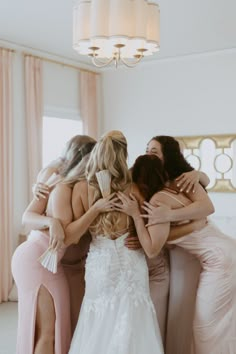 Wedding dress, bridal party inspiration, bridesmaid, maid of honor, glam bride, bridal party photos, wedding photos, dreamy bride, dreamy bride aesthetic, first look Bride And Maid Of Honor Getting Ready, Bridesmaids With Bride, Getting Ready Bridesmaids Photos, Bride And Maid Of Honor Pictures Getting Ready, Bride And Bridesmaids Photoshoot, Getting Ready Photos Bridesmaids, Bride Maid Of Honour Photos, Bridesmaid Photos Getting Ready, Maid Of Honour Aesthetic