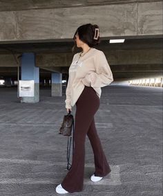 Brown Flared Trousers Outfit, Chocolate Trousers Outfit, Brown Flare Pants Outfit Winter, Flared Trousers Outfit Winter, Flared Trousers Outfit Casual, Brown Flared Leggings Outfit, Brown Flare Leggings Outfit, Flare Pants Outfit Winter