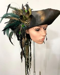 + + + Pirate Hat - Peacock + + + The pirate hat is made of aged premium woolfelt. It is adorned with various feathers, textile materials, branches, leaves, buttons and jewelry. Size -> Circumference of your head in cm + + +     + + + I create the hats, headdresses and masks in my studio "Maskenzauber & Erlebenskunst" in Berlin. Anyone who wants to visit me there is very welcome. Please make an appointment with me. Mask magic & experience art Marén Söhnlein m@skenzauber.de www.maskenzauber.com Pirate Hat Women, Pirate Tricorn Hat, Pirate Hat Diy, Diy Pirate Hat, Pirate Bride, Pirate Wedding Theme, Halloween Zoo, Fantasy Hat, Third Life