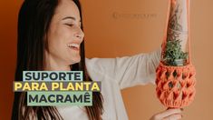 a woman is holding up a plant in a crocheted pot holder with the words supporte para planta macrame