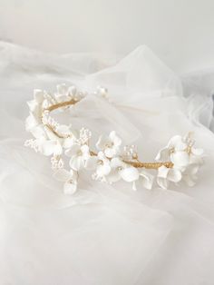 Add a perfect finishing touch to your bridal look with this elegant headband. ... i n f o  +  d e t a i l s ... - metal headband - available gold or silver plating - ceramic white flowers and bead details .... p l e a s e . n o t e ... As our items are handmade, there may be slight variances in sizing and fabrication between items and example images shown. Please note, there may also be slight color variances from images shown due to screen settings, photography, and material variances. Due to h Boho Bride Hair, Flower Bride, Elegant Headband, Headband Boho, Bride Headband, Metal Headband, Bride Headpiece, Wedding Hair Jewelry, Unique Bride