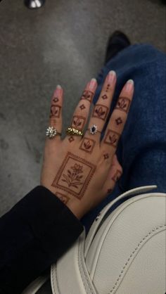 Henna aesthetic hand made diy Iranian Henna, Henna On Fingers, Persian Henna, Desi Tattoo, Henna Tattoo Ideas, Princess Vibe, Cute Henna Tattoos, Persian Princess