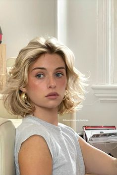 Short Hair With Sunglasses, Italian Woman Hair, Short Haircuts With Layers For Women, Short Hairstyle Inspo Aesthetic, Blonde Hair For Short Hair, Shoulder Length Blonde Haircuts, Blonde Bob Outfits, Shoulder Length Hair Strawberry Blonde, Bob Unstyled