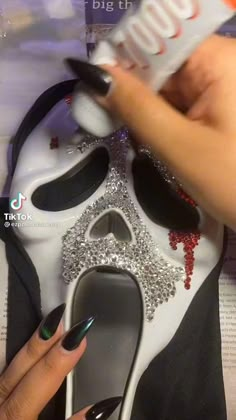 Scream Halloween Costume, Scream Costume, Maquillage Halloween Simple, Scream Mask, Horror Halloween Costumes, Bling Ideas, Scream Halloween, Hot Halloween Outfits, Rhinestone Projects