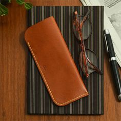 【楽天市場】DURAM ドゥラム フラットメガネケース 15008 : HIGHTIDE ONLINE ハイタイド Handmade Leather Work, Eyewear Display, Diy Leather Projects, Leather Glasses Case, Photo Keychain, Leather Projects, Leather Gifts, Eyeglass Case, Leather Keychain