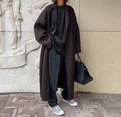 Casual Dresses For Summer, Looks Adidas, Workwear Capsule Wardrobe, Workwear Capsule, Winter Mode Outfits, Style Désinvolte Chic, Coat Trends, School Looks, Winter Trends