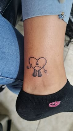 Tatuaje de Un Verano Sin Tí Bad Bunny Small Tattoo, Bad Bunny Uvst Tattoo, Bad Bunny Nails Un Verano Sin Ti, Bad Bunny Inspired Tattoos, Corazon Bad Bunny, Corazon Tattoo