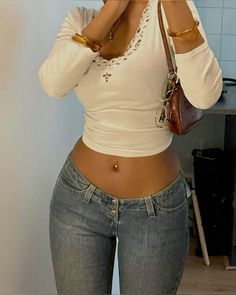 Low rise baddie Low Rise Pants Outfit Aesthetic, Low Rise Jeans Black Women, Low Rise Fits, Low Waisted Jeans Outfit 2000s, Low Jeans Outfit, Low Waist Jeans Outfit 2000s, Outfits With Low Rise Jeans, Skinning Jeans Outfit, Low Rise Jeans Aesthetic